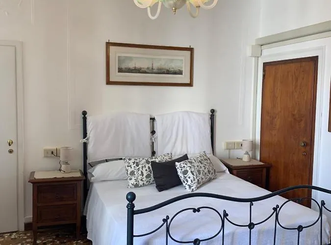 B&B Al Teatro With Canal View Venice