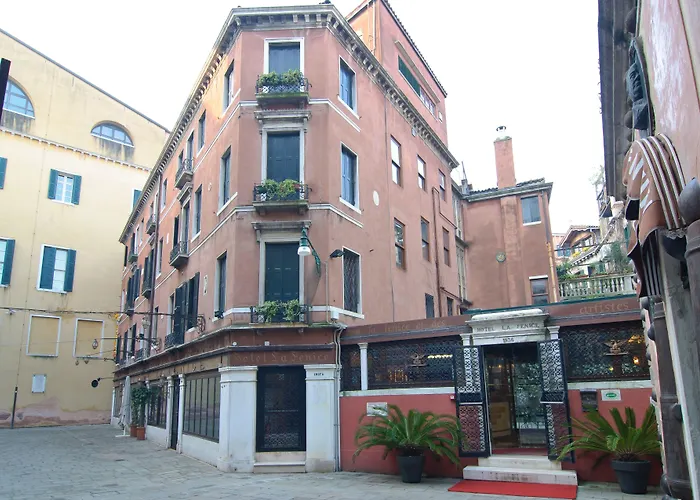 Hotel La Fenice Et Des Artistes Venice With Golf Course