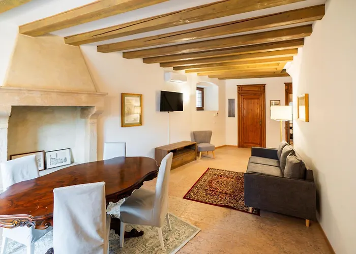 La Finestra Sul Ponte By Postcardsfrom Bed & Breakfast Verona